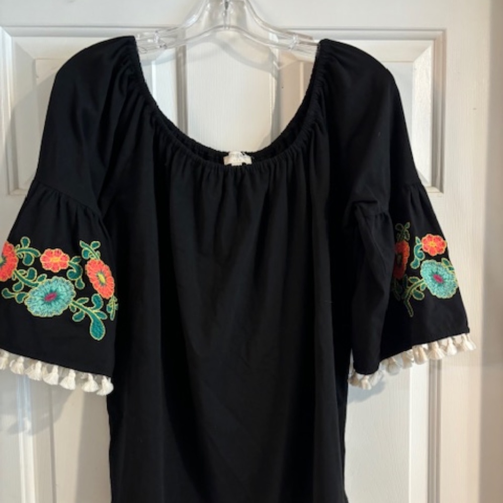 UMGEE USA Black embroidered top- Excellent cond- Large